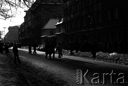 13.12.1981, Warszawa, Polska.
Wprowadzenie stanu wojennego - ulica Mokotowska przed siedzibą Zarządu Regionu Mazowsze NSZZ 