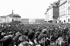 1.05.1982, Warszawa, Polska.
Stan wojenny - manifestacja niezależna na Placu Zamkowym na Starym Mieście, zorganizowana przez podziemne struktury 
