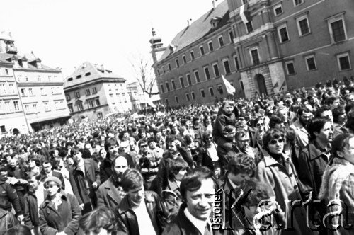 1.05.1982, Warszawa, Polska.
Stan wojenny - manifestacja niezależna na Placu Zamkowym na Starym Mieście, zorganizowana przez podziemne struktury 