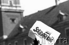 1.05.1982, Warszawa, Polska.
Stan wojenny - manifestacja niezależna na Placu Zamkowym na Starym Mieście, zorganizowana przez podziemne struktury 