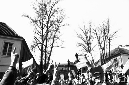 1.05.1982, Warszawa, Polska.
Stan wojenny - manifestacja niezależna na Placu Zamkowym na Starym Mieście, zorganizowana przez podziemne struktury 