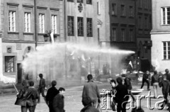 3.05.1982, Warszawa, Rynek Starego Miasta.
Stan wojenny - manifestacja niezależna na Placu Zamkowym na Starym Mieście, zorganizowana przez podziemne struktury 
