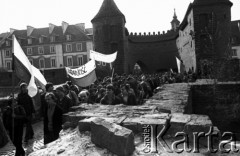 3.05.1982, Warszawa, Stare Miasto.
Stan wojenny - manifestacja niezależna na Placu Zamkowym na Starym Mieście, zorganizowana przez podziemne struktury 
