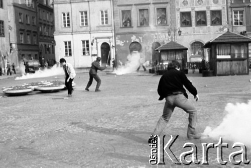 3.05.1982, Warszawa, Rynek Starego Miasta.
Stan wojenny - manifestacja niezależna na Placu Zamkowym na Starym Mieście, zorganizowana przez podziemne struktury 