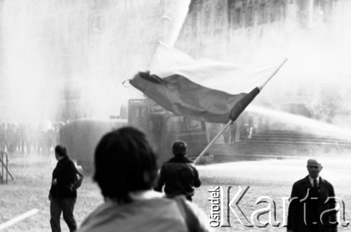3.05.1982, Warszawa, plac Zamkowy.
Stan wojenny - manifestacja niezależna na Placu Zamkowym na Starym Mieście, zorganizowana przez podziemne struktury 