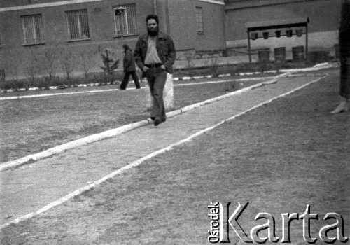1982, Białołęka k. Warszawy, Polska.
Więźniowie na spacerniaku w obozie internowania.
Fot. NN, zbiory Ośrodka KARTA, udostępnił Marek Miecznikowski

