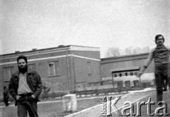 1982, Białołęka k. Warszawy, Polska.
Więźniowie na spacerniaku w obozie internowania.
Fot. NN, zbiory Ośrodka KARTA, udostępnił Marek Miecznikowski
