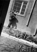 1982, Białołęka k. Warszawy, Polska.
Obóz internowania w Białołęce - strażnik podczas rozmowy z jednym z internowanych.
Fot. NN, zbiory Ośrodka KARTA, udostępnił Marek Miecznikowski


