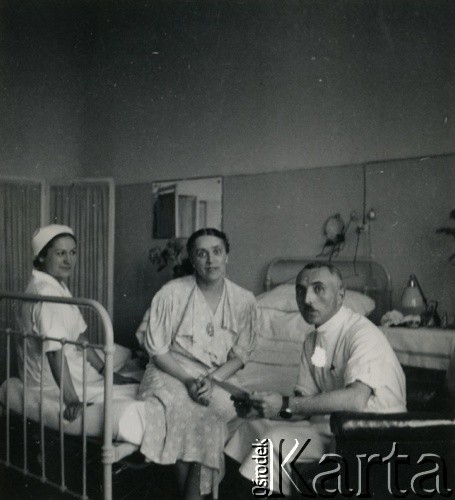 Przed wrześniem 1939, Polska.
Doktor Kazimierz Wolfram – przed wojną wybitny chirurg warszawski, we wrześniu 1939 aresztowany, więzień obozu w Starobielsku, rozstrzelany w Charkowie. Na zdjęciu w towarzystwie dwóch nieznanych kobiet.
Fot. NN, zbiory Ośrodka KARTA, kolekcja Kazimierza Wolframa [AW III/329]