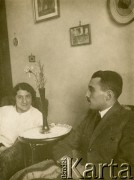 Przed wrześniem 1939, Polska.
Doktor Kazimierz Wolfram – przed wojną wybitny chirurg warszawski, we wrześniu 1939 aresztowany, więzień obozu w Starobielsku, rozstrzelany w Charkowie. Na zdjęciu w towarzystwie nieznanej kobiety.
Fot. NN, zbiory Ośrodka KARTA, kolekcja Kazimierza Wolframa [AW III/329]