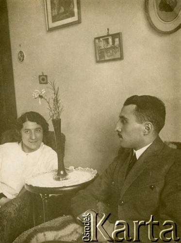 Przed wrześniem 1939, Polska.
Doktor Kazimierz Wolfram – przed wojną wybitny chirurg warszawski, we wrześniu 1939 aresztowany, więzień obozu w Starobielsku, rozstrzelany w Charkowie. Na zdjęciu w towarzystwie nieznanej kobiety.
Fot. NN, zbiory Ośrodka KARTA, kolekcja Kazimierza Wolframa [AW III/329]