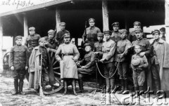 Jesień 1919, brak miejsca.
Wojna polsko-bolszewicka. Legioniści z 8 baterii 1 pułku artylerii polowej Wojska Polskiego z dowódcą por. Kazimierzem Koziczem. 2. z prawej stoi szef taboru ogniomiastrz Danisiewicz (ochotnik z Wilna), który strzyże końską maszynką 
