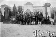 Lipiec 1934, Lwów, Polska.
Harcerze z Inowrocławia na Cmentarzu Obronców Lwowa. 1. z prawej stoi harcmistrz Marcin Strachanowski.
Fot. NN, zbiory Ośrodka Karta, udostepnił Lech Strachanowski