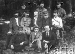Sierpień 1920, Białystok, Polska.
Wojna polsko-bolszewicka. Członkowie Polskiego Komitetu Rewolucyjnego - komunistycznego rządu przygotowanego w Moskwie dla wprowadzenia bolszewickiego ładu w Polsce; na zdjęciu: Wisner, Dolecki, Glicki, Skworcow, Feliks Dzierżyński, Julian Marchlewski, Feliks Kon, Szipow, Buchman, Szymański, Rudnicki.
Fot. NN, zbiory Ośrodka KARTA

