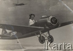Lata 50., Wilno, Litewska SRR, ZSRR..
Dziewczynka w namalowanym samolocie.
Fot. NN, zbiory Ośrodka KARTA, udostępniła Wanda Biłat
 
