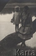 1925-1926, Druskienniki, pow. Grodno, woj. białostockie, Polska.
Anna Zagórska z córką Wilhelminą nad Niemnem.
Fot. NN, zbiory Ośrodka KARTA, udostępniła Wilhelmina Giedrys


