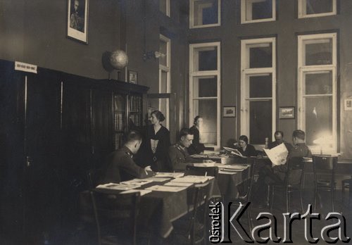 1926-1929, Grodno, woj. białostockie, Polska.
Pokój biurowy w DOK III Grodno. Przy szafie stoi Anna Zagórska.
Fot. NN, zbiory Ośrodka KARTA, udostępniła Wilhelmina Giedrys


