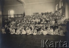 1930, Wilno, Polska.
Uroczystość w szkole powszechnej przy gimnazjum sióstr Nazaretanek.
Fot. NN, zbiory Ośrodka KARTA, udostępniła Wilhelmina Giedrys



