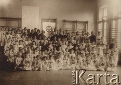 1930-1932, Wilno, Polska.
Uroczystość w szkole powszechnej przy gimnazjum sióstr Nazaretanek.
Fot. NN, zbiory Ośrodka KARTA, udostępniła Wilhelmina Giedrys


