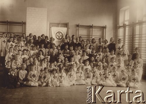 1930-1932, Wilno, Polska.
Uroczystość w szkole powszechnej przy gimnazjum sióstr Nazaretanek.
Fot. NN, zbiory Ośrodka KARTA, udostępniła Wilhelmina Giedrys


