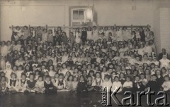 1930-1932, Wilno, Polska.
Uroczystość w szkole powszechnej przy gimnazjum sióstr Nazaretanek.
Fot. NN, zbiory Ośrodka KARTA, udostępniła Wilhelmina Giedrys


