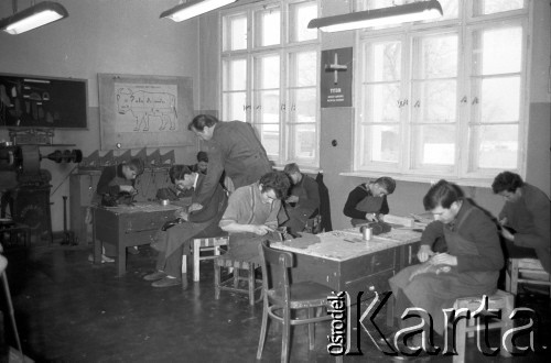 1966, Sopot, woj. gdańskie, Polska.
Szkoła zawodowa, klasa szewska.
Fot. Czesław Wdowczyk, zbiory Ośrodka KARTA, udostępnił Henryk Wdowczyk
 
