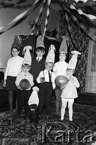 Lata 60., Sopot, woj. gdańskie, Polska.
Bal dziecięcy.
Fot. Czesław Wdowczyk, zbiory Ośrodka KARTA, udostępnił Henryk Wdowczyk
 
