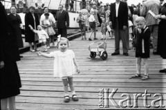1959, Gdańsk, Polska.
Pasażerowie na nabrzeżu, w tle zacumowany statek wycieczkowy 