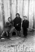 Lata 50., Polska.
Wesele Józefa, dzieci z psem.
Fot. Czesław Wdowczyk, zbiory Ośrodka KARTA, udostępnił Henryk Wdowczyk
 
