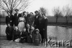 Lata 50., Polska.
Wesele Józefa, goście nad stawem.
Fot. Czesław Wdowczyk, zbiory Ośrodka KARTA, udostępnił Henryk Wdowczyk
 
