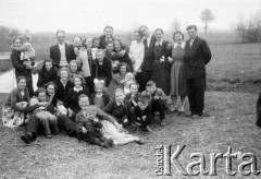 Lata 50., Polska.
Wesele Józefa, goście.
Fot. Czesław Wdowczyk, zbiory Ośrodka KARTA, udostępnił Henryk Wdowczyk
 
