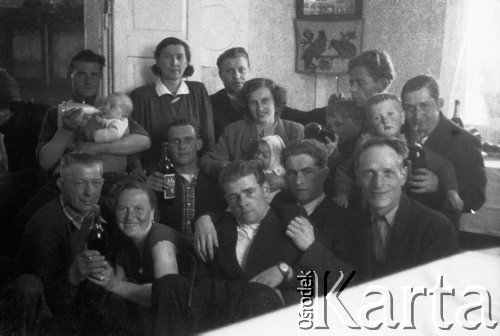 Lata 50., Polska.
Wesele Józefa, goście.
Fot. Czesław Wdowczyk, zbiory Ośrodka KARTA, udostępnił Henryk Wdowczyk
 

