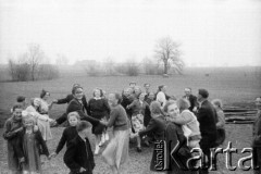 Lata 50., Polska.
Wesele Józefa.
Fot. Czesław Wdowczyk, zbiory Ośrodka KARTA, udostępnił Henryk Wdowczyk
 
