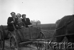 Lata 50., Polska.
Wesele Józefa, rodzina na wozie.
Fot. Czesław Wdowczyk, zbiory Ośrodka KARTA, udostępnił Henryk Wdowczyk
 
