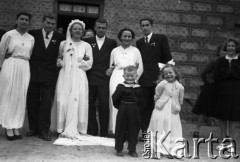 Lata 50., Polska.
Wesele Józefa, w środku młoda para.
Fot. Czesław Wdowczyk, zbiory Ośrodka KARTA, udostępnił Henryk Wdowczyk
 
