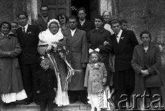 Lata 50., Polska.
Wesele Józefa, w środku młoda para.
Fot. Czesław Wdowczyk, zbiory Ośrodka KARTA, udostępnił Henryk Wdowczyk
 
