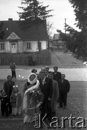 Lata 50., Polska.
Wesele Józefa, z przodu młoda para.
Fot. Czesław Wdowczyk, zbiory Ośrodka KARTA, udostępnił Henryk Wdowczyk
 
