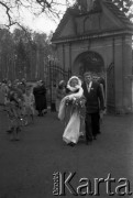 Lata 50., Polska.
Wesele Józefa, młoda para.
Fot. Czesław Wdowczyk, zbiory Ośrodka KARTA, udostępnił Henryk Wdowczyk
 
