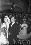 Lata 50., Polska.
Ślub Józefa, młoda para przed ołtarzem.
Fot. Czesław Wdowczyk, zbiory Ośrodka KARTA, udostępnił Henryk Wdowczyk
 
