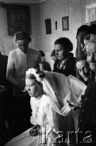 Lata 50., Polska.
Wesele Józefa, ubieranie panny młodej.
Fot. Czesław Wdowczyk, zbiory Ośrodka KARTA, udostępnił Henryk Wdowczyk
 
