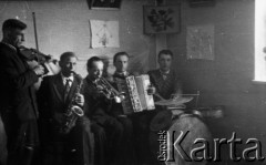 Lata 50., Polska.
Wesele Józefa, muzykanci.
Fot. Czesław Wdowczyk, zbiory Ośrodka KARTA, udostępnił Henryk Wdowczyk
 
