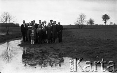 Lata 50., Polska.
Wesele Józefa, goście nad stawem.
Fot. Czesław Wdowczyk, zbiory Ośrodka KARTA, udostępnił Henryk Wdowczyk
 
