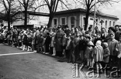 Lata 60. lub 70., Sopot, woj. gdańskie, Polska.
Pochód pierwszomajowy.
Fot. Czesław Wdowczyk, zbiory Ośrodka KARTA
 
