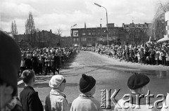Lata 60. lub 70., Sopot, woj. gdańskie, Polska.
Pochód pierwszomajowy.
Fot. Czesław Wdowczyk, zbiory Ośrodka KARTA, udostępnił Henryk Wdowczyk
 
