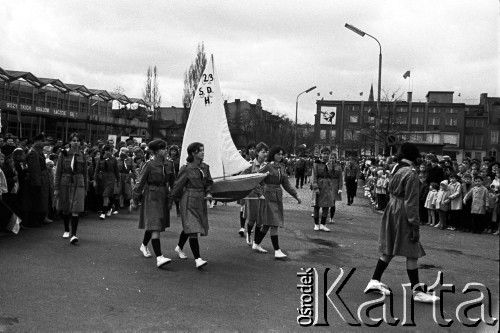 Lata 60. lub 70., Sopot, woj. gdańskie, Polska.
 Pochód pierwszomajowy, harcerki.
 Fot. Czesław Wdowczyk, zbiory Ośrodka KARTA, udostępnił Henryk Wdowczyk
   
