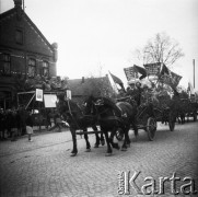 Lata 50., Pszczółki, woj. gdańskie, Polska.
Defilada pierwszomajowa. Na trybunie honorowej stoją przedstawiciele partii, z prawej wisi portret Bolesława Bieruta, hasło na transparencie: 