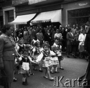 1950-1955, Sopot lub Gdańsk, woj. gdańskie, Polska.
Procesja Bożego Ciała.
Fot. Czesław Wdowczyk, zbiory Ośrodka KARTA, udostępnił Henryk Wdowczyk
 
