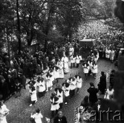 1950-1955, Sopot lub Gdańsk, woj. gdańskie, Polska.
Procesja Bożego Ciała.
Fot. Czesław Wdowczyk, zbiory Ośrodka KARTA, udostępnił Henryk Wdowczyk
 
