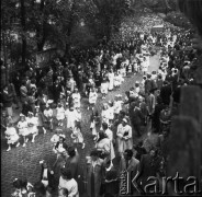 1950-1955, Sopot lub Gdańsk, woj. gdańskie, Polska.
Procesja Bożego Ciała, dziewczynki sypiące kwiatki.
Fot. Czesław Wdowczyk, zbiory Ośrodka KARTA, udostępnił Henryk Wdowczyk
 
