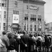 1950-1955, Sopot lub Gdańsk, woj. gdańskie, Polska.
Pochód pierwszomajowy, na budynku szkoły portret Władysława Gomułki.
Fot. Czesław Wdowczyk, zbiory Ośrodka KARTA, udostępnił Henryk Wdowczyk
 
